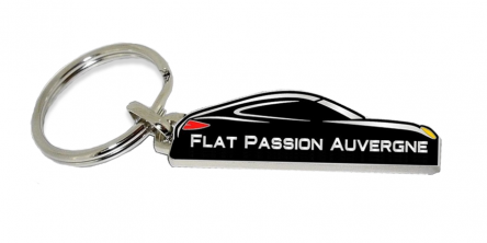 Porte-clés en métal avec un pendentif en forme de silhouette de voiture, comportant le texte "FLAT PASSION AUVERGNE" en blanc sur fond noir.