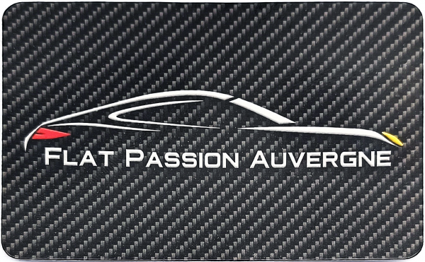 Logo représentant une silhouette de voiture stylisée au-dessus des mots "FLAT PASSION AUVERGNE", sur un fond texturé en fibre de carbone. L'avant de la voiture est rouge et l'arrière est jaune.