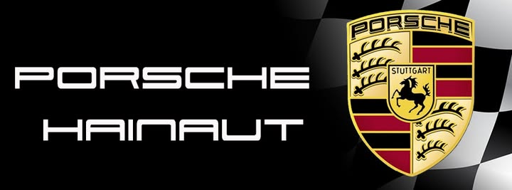 Logo Porsche avec écusson noir, rouge et or à côté des mots "PORSCHE HAINAUT" en texte blanc sur fond noir, avec un motif de drapeau à damier qui reflète l'esprit des clubs indépendants.
