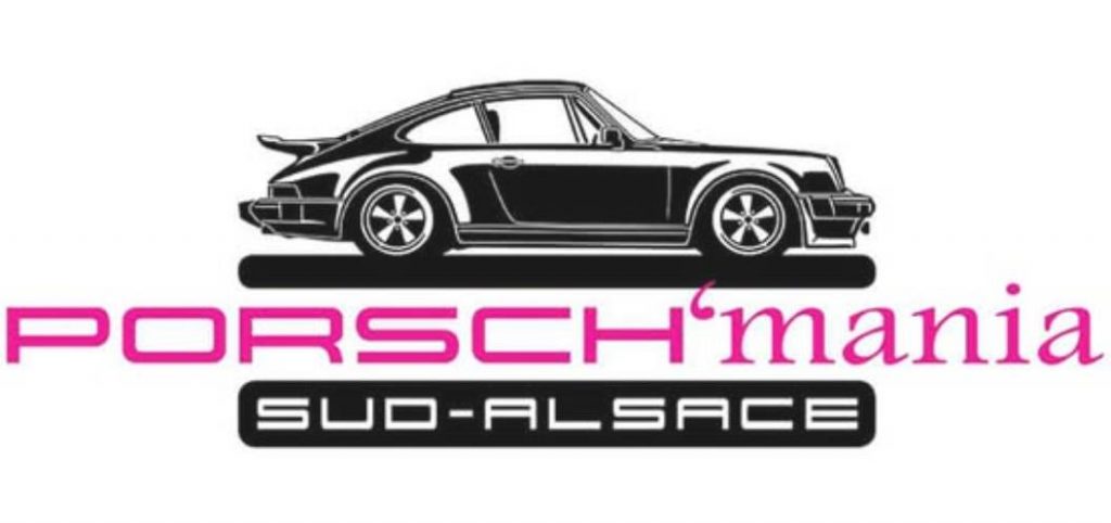 Logo représentant le contour noir d'une voiture Porsche classique au-dessus des mots "PORSCH'mania" en rose et noir, avec "SUD-ALSACE" en blanc sur fond noir en dessous, représentant les clubs indépendants passionnés par Porsche.