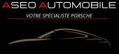 Logo pour "ASEO AUTOMOBILE" avec le slogan "Votre Spécialiste Porsche" au-dessus d'une silhouette élégante d'une voiture, le tout sur fond noir.