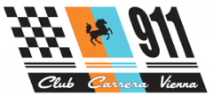 Logo composé de carrés à carreaux noirs et blancs, d'une bande orange et bleue avec la silhouette d'un cheval noir, d'un grand "911" et des mots "Club Carrera Vienna" en cursive dans la partie inférieure.