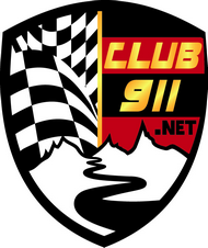 Un logo en forme de bouclier avec un drapeau à damier noir et blanc, des montagnes et une route sinueuse. Le côté droit est rouge avec le texte jaune "CLUB 911 .NET.