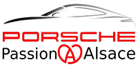 Logo représentant le contour noir d'une voiture Porsche au-dessus des mots "PORSCHE Passion Alsace", avec le "A" d'Alsace stylisé en cœur rouge, représentant l'un des clubs indépendants pour les vrais passionnés de Porsche.