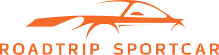 Le contour orange stylisé d'une voiture de sport élégante au-dessus des mots "ROADTRIP SPORTCAR" en lettres capitales orange grasses - parfait pour les clubs indépendants passionnés de conduite.