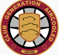 Un logo circulaire avec une bordure marron indique "Club Generation Aircooled", représentant les clubs indépendants. À l'intérieur, trois silhouettes de voitures sont empilées sur un bouclier doré, centré sur une roue grise et noire. Une plaque dorée indique les années 1948-1998.