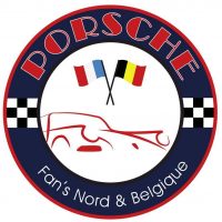 Logo circulaire pour les Clubs indépendants Porsche Fan's Nord & Belgique, représentant les drapeaux français et belge croisés au-dessus d'une silhouette de voiture rouge, entourée de bordures à carreaux et de couleurs unies.