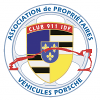 Logo de l'Association de Propriétaires Véhicules Porsche, représentant un écusson Porsche avec des éléments français et des fleurs de lys, une silhouette de voiture rouge et un texte circulaire bleu autour de l'emblème.