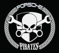 Un logo représentant un crâne avec deux clés à molette croisées derrière lui, sur fond de bouclier. "PORSCHE" apparaît au-dessus et "PIRATES" en dessous, avec une bordure circulaire à carreaux entourant le dessin.