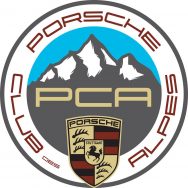 Logo circulaire avec des montagnes stylisées, "PCA" devant et "Porsche Club des Alpes" sur le pourtour. L'écusson de Porsche se trouve en bas au centre. Le fond est bleu et gris.