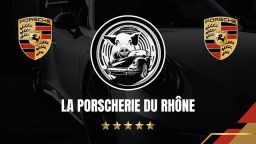 Graphique représentant deux logos Porsche, un emblème central avec un cochon et une voiture Porsche, le texte "LA PORSCHERIE DU RHÔNE" et cinq étoiles d'or, superposés à une image sombre d'un véhicule Porsche.