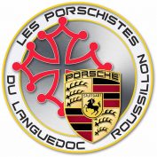 Un logo circulaire avec le texte "Les Porschistes du Languedoc Roussillon" entourant une croix occitane rouge et un écusson Porsche sur un fond métallique argenté.