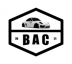 Logo hexagonal représentant une voiture de sport blanche au-dessus des lettres "BAC" en gras, avec "20" à gauche et "21" à droite, le tout souligné en noir sur fond blanc.