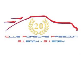 Logo avec un contour rouge d'une voiture Porsche, une couronne de laurier dorée avec "20" à l'intérieur, et le texte "Clubs indépendants Porsche Passion 9|2004 - 9|2024" en rouge et bleu, célébrant un 20e anniversaire.