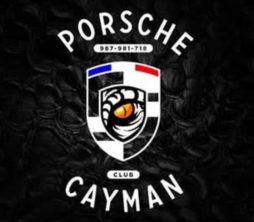 Logo représentant un écusson stylisé avec un œil au centre, des bandes rouges et bleues au-dessus, et les mots "Porsche Cayman Clubs Indépendants" ainsi qu'un numéro de téléphone en haut, le tout sur un fond noir texturé.