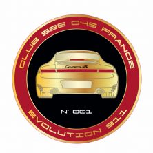 Logo circulaire représentant la vue arrière d'une Porsche Carrera 4S dorée. La bordure rouge et or indique "Clubs indépendants 996 C4S France" en haut et "Evolution 911" en bas. Texte central : "N° 001".