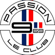 Un logo circulaire avec "PASSION LE CLUB" sur le pourtour, un grand "9 69" au centre et des bandes verticales bleues, blanches et rouges en arrière-plan rend hommage aux clubs indépendants et rappelle le drapeau français.