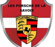 Un emblème en forme de bouclier avec un fond rouge et blanc en forme de croix, le logo Porsche au centre et le texte "LES PORSCHE DE LA SAVOIE" en lettres noires au-dessus du logo.
