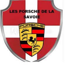 Un emblème en forme de bouclier avec un fond rouge et blanc en forme de croix, le logo Porsche au centre et le texte "LES PORSCHE DE LA SAVOIE" en lettres noires au-dessus du logo.