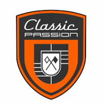 Un logo en forme de bouclier avec une bordure orange et noire. À l'intérieur, la mention "Classic PASSION" est inscrite au-dessus d'un bouclier plus petit représentant deux drapeaux croisés - un style vintage, inspiré de l'automobile, qui célèbre les Clubs indépendants.