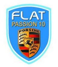 Un emblème en forme de bouclier bleu avec "FLAT PASSION 10" en lettres blanches et jaunes au-dessus de l'écusson de Porsche, qui représente un cheval et des bois avec le texte "PORSCHE STUTTGART".